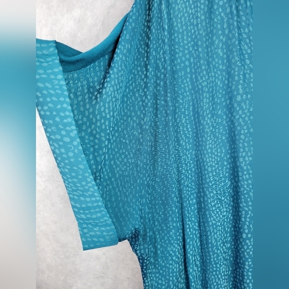 Lane Bryant  Teal Dot Mix Media Split Neck Top Size 18/20 - Picture 5 of 12